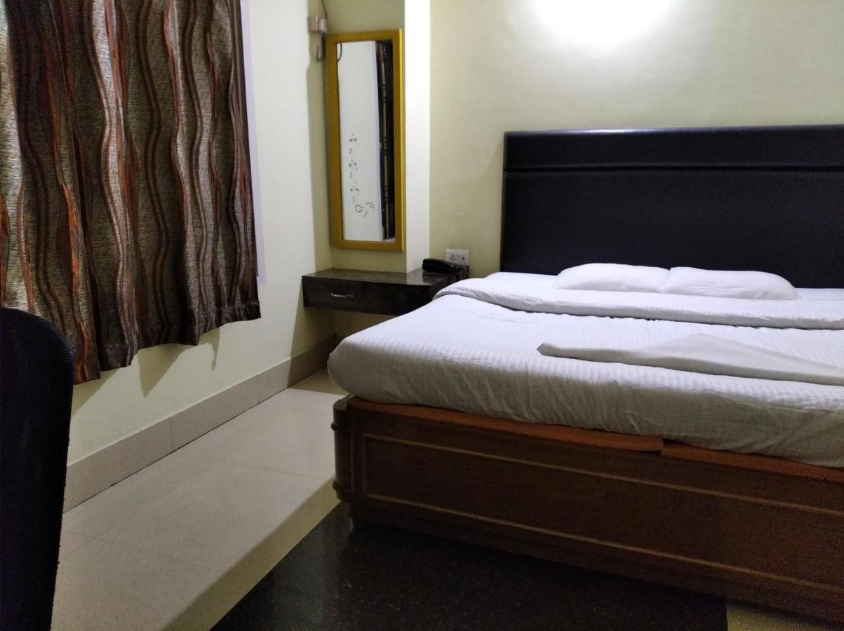 Hotel Pine Yard Tezpur Экстерьер фото